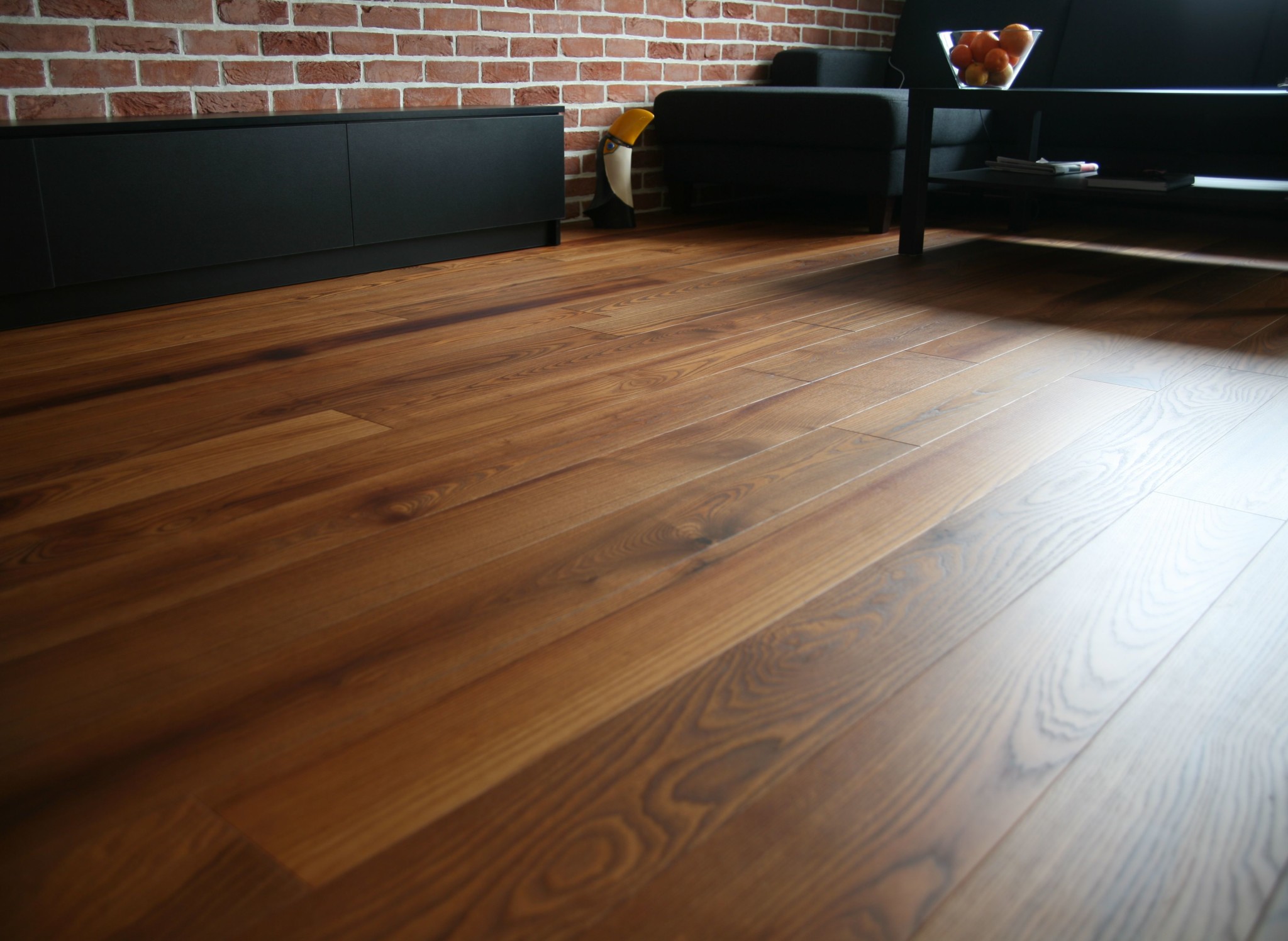 Olejowanie desek podłogowych – odkryj naturalne piękno drewna jesion-thermo-standard-olej04